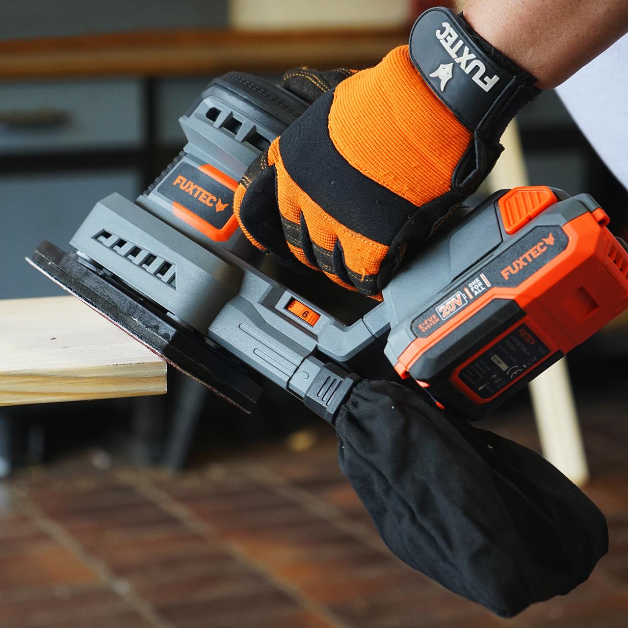 Ponceuse delta sans fil 20V FUXTEC FX-E1MS20 SET avec 1 x batterie 2Ah, 1 x chargeur 1A